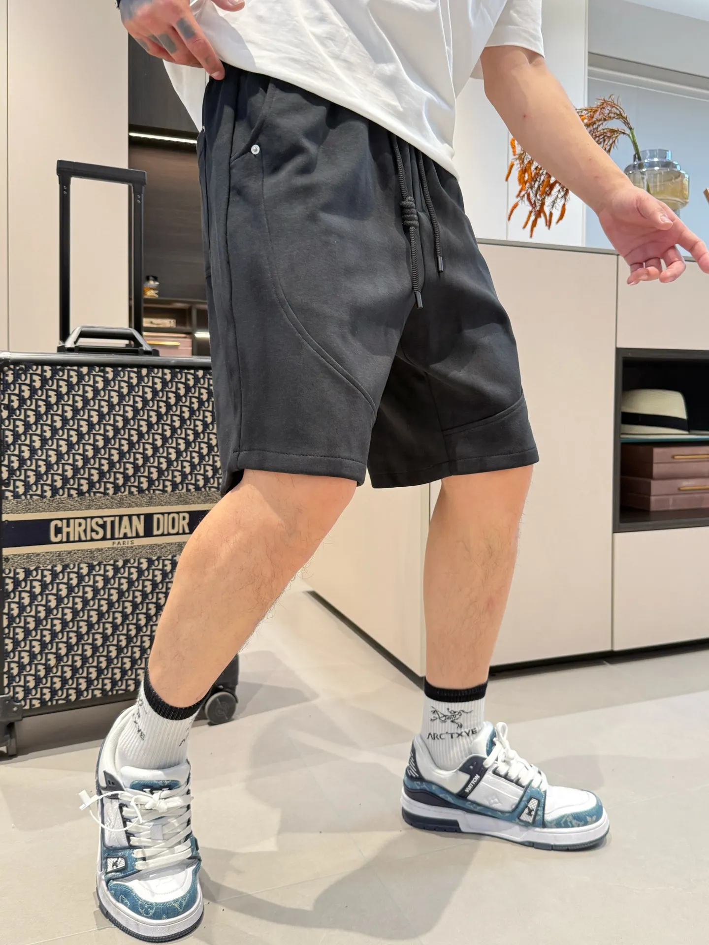 Balenciaga's three-standard complete 2026 summer New Arrival men's casual shorts, advanced custom-made Breathable fabric, Breathable fabric, extremely stretchy and comfortable, impeccable details, top-grade accessories, original logo design concept, delicate and soft feel! The upper body fit is awesome! Size: M-XXXL Please state your height and weight when ordering